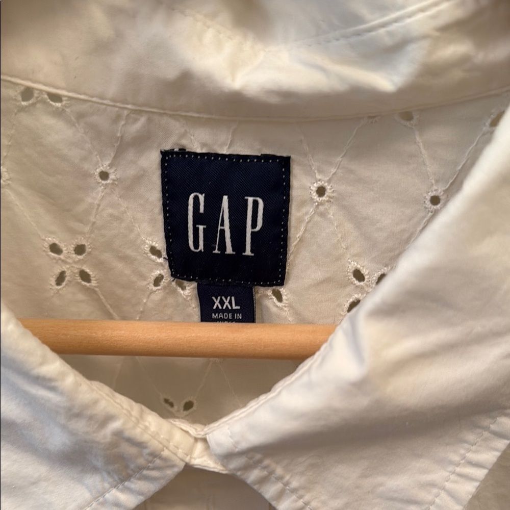 GAP white eyelet long sleeve Shirt - Picture 2 of 3